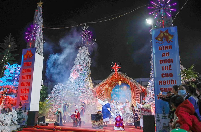 Lào Cai: Người dân nô nức đón Giáng sinh ảnh 6