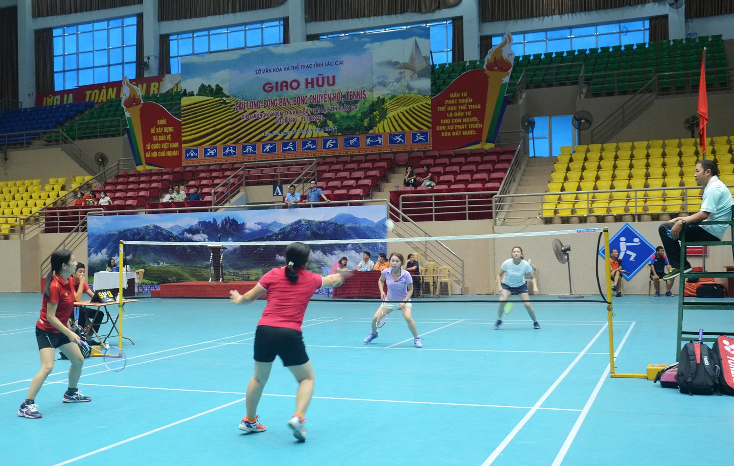 120 vận động viên tham gia Giải giao hữu cầu lông, bóng bàn, bóng chuyền hơi, quần vợt ảnh 6 120 vận động viên tham gia Giải giao hữu cầu lông, bóng bàn, bóng chuyền hơi, quần vợt ảnh 6
