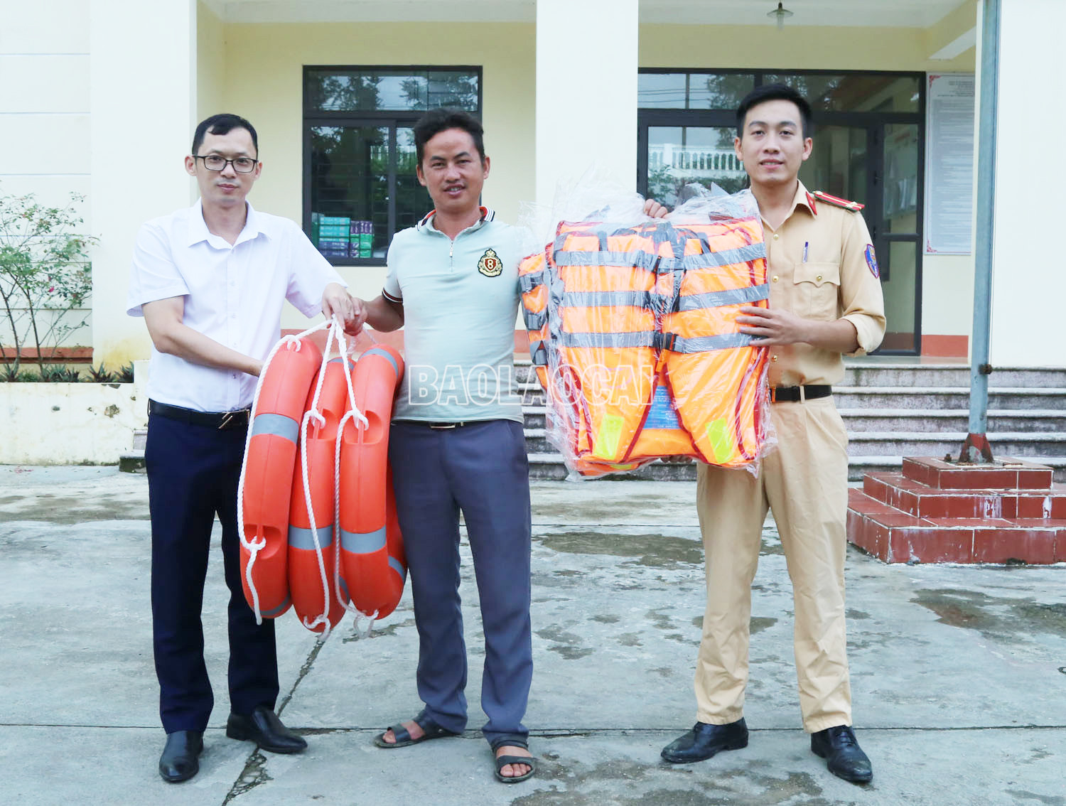 Huyện Si Ma Cai: 35 chủ thuyền được tặng áo phao, phao cứu sinh ảnh 1 Huyện Si Ma Cai: 35 chủ thuyền được tặng áo phao, phao cứu sinh ảnh 1