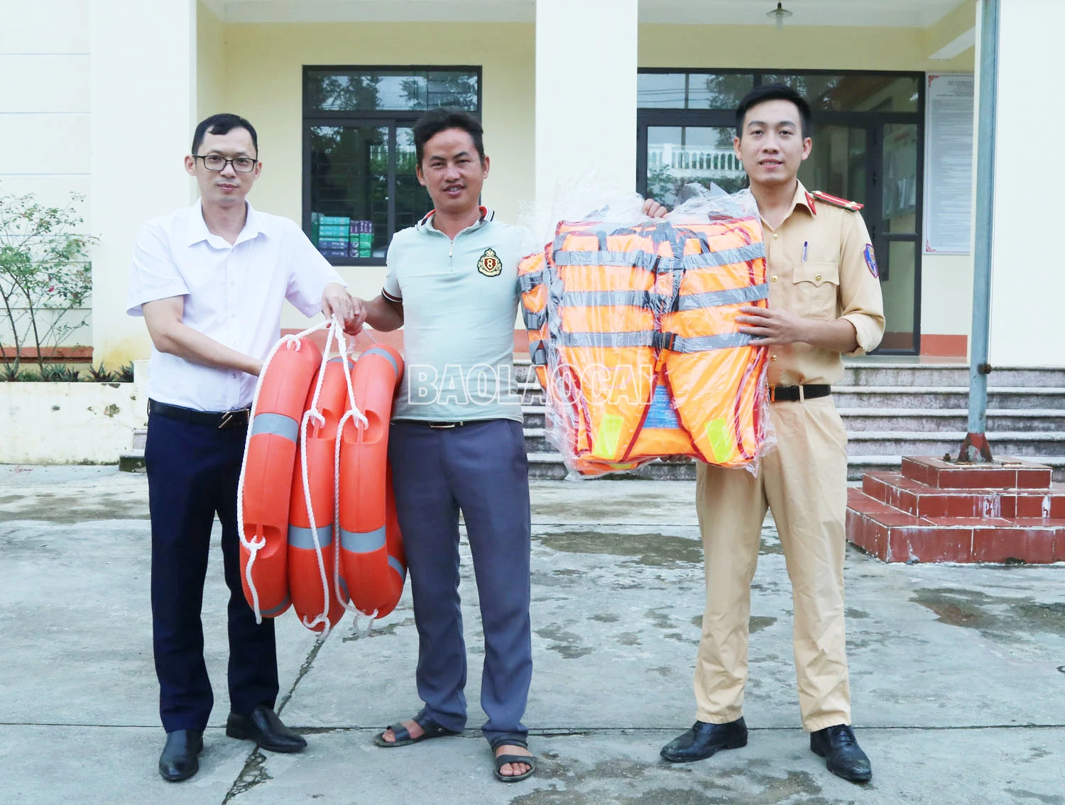 Huyện Si Ma Cai: 35 chủ thuyền được tặng áo phao, phao cứu sinh ảnh 1