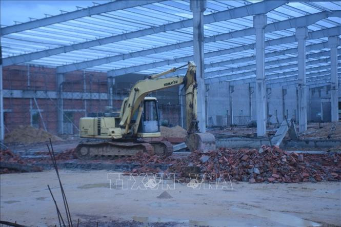 Sử dụng xe máy xúc để tìm kiếm nạn nhân bị chôn vùi.