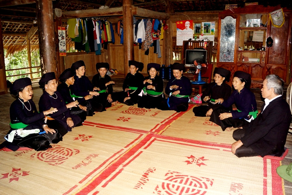 Bà Hoàng Thị Quản và các thành viên Câu lạc bộ Khắp nôm Khánh Yên Trung trong buổi luyện tập.