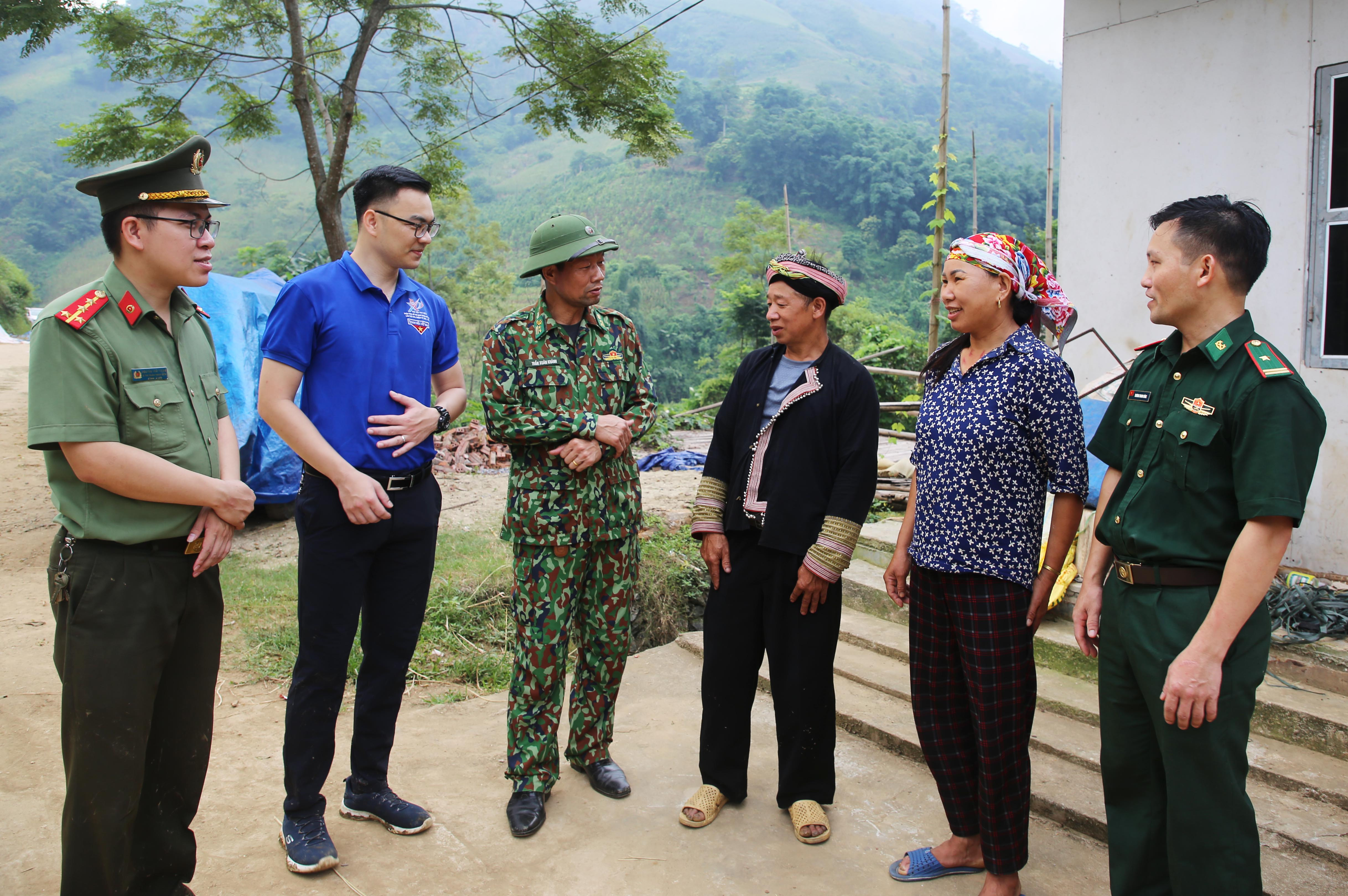 Đại diện các đơn vị trò chuyện với người dân Vi Phái.