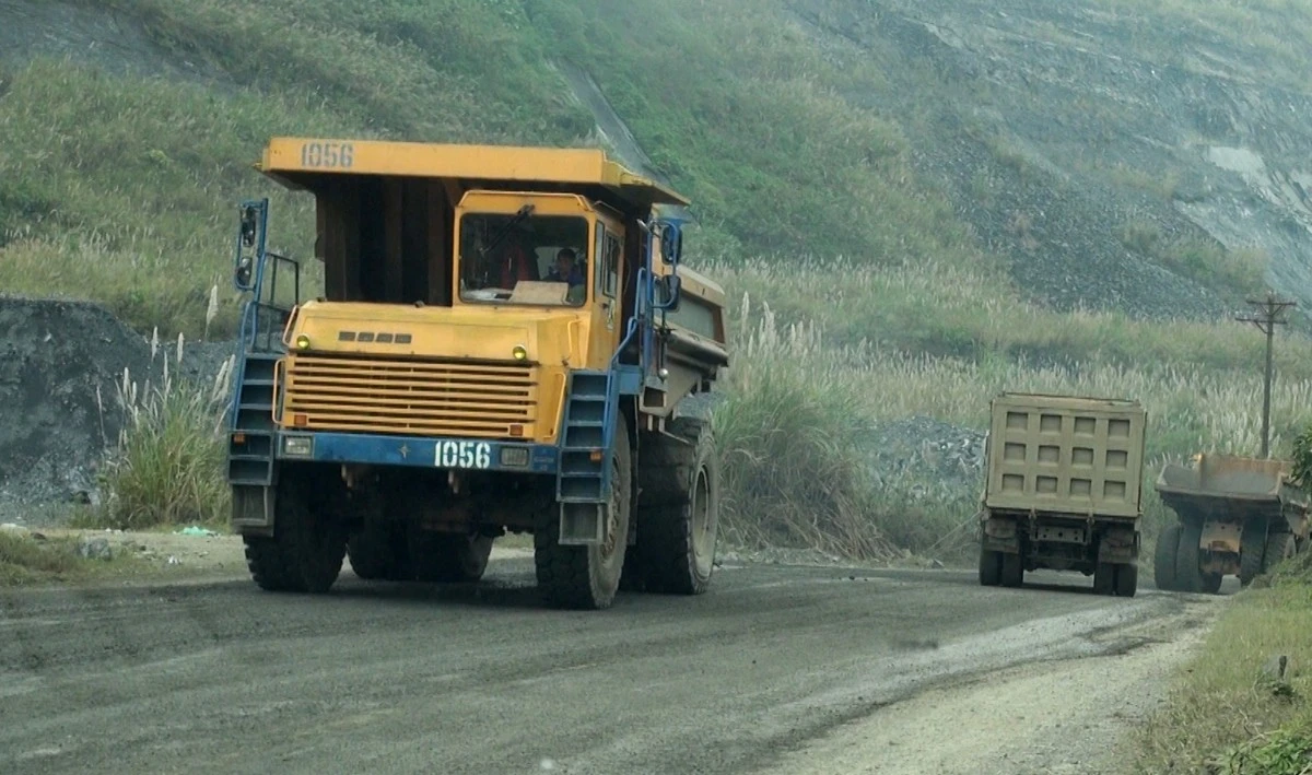 Các xe chở quặng chạy rầm rập trên tuyến đường từ khai trường Ngòi Đum - Đông Hồ về khu tập kết quặng K3, trong khi đơn vị khai thác khẳng định đã tạm dừng hoạt động.