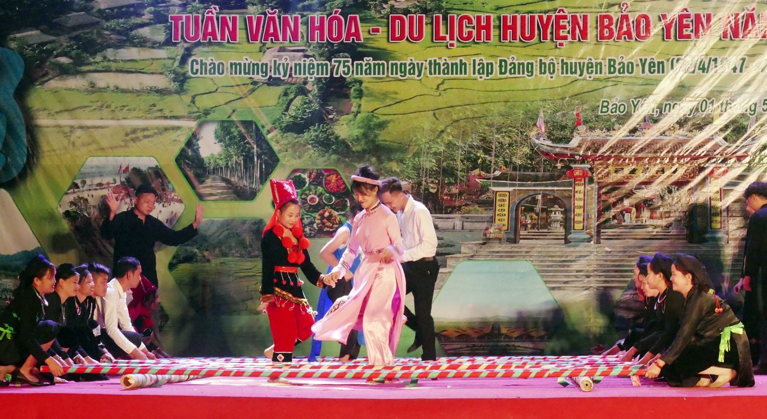 Chương trình văn nghệ mang đậm bản sắc văn hóa dân tộc.