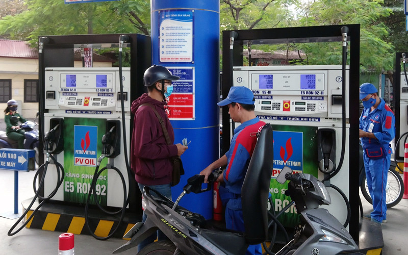 Giá xăng tăng không chỉ gây khó khăn cho sản xuất kinh doanh, mà còn đẩy giá các loại hàng hóa khác, ảnh hưởng đời sống người dân và nền kinh tế.