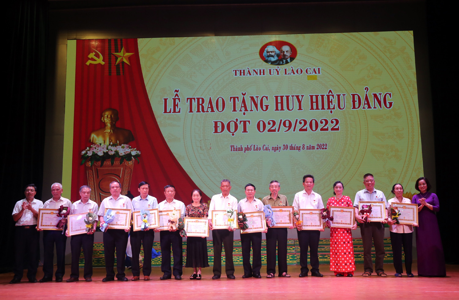 Phó Bí thư Tỉnh ủy Hoàng Giang dự lễ trao tặng Huy hiệu Đảng đợt 2/9 cho 93 đảng viên tại Thành ủy Lào Cai ảnh 9