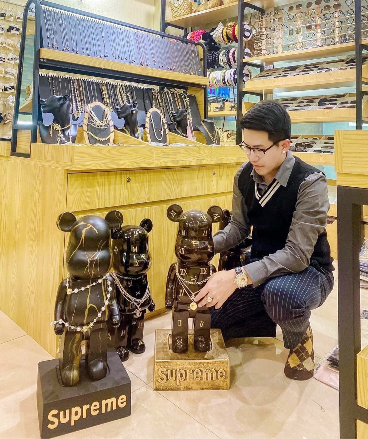 Những bức tượng gấu đáng yêu với bụng tròn là biểu tượng đặc trưng của bearbrick.