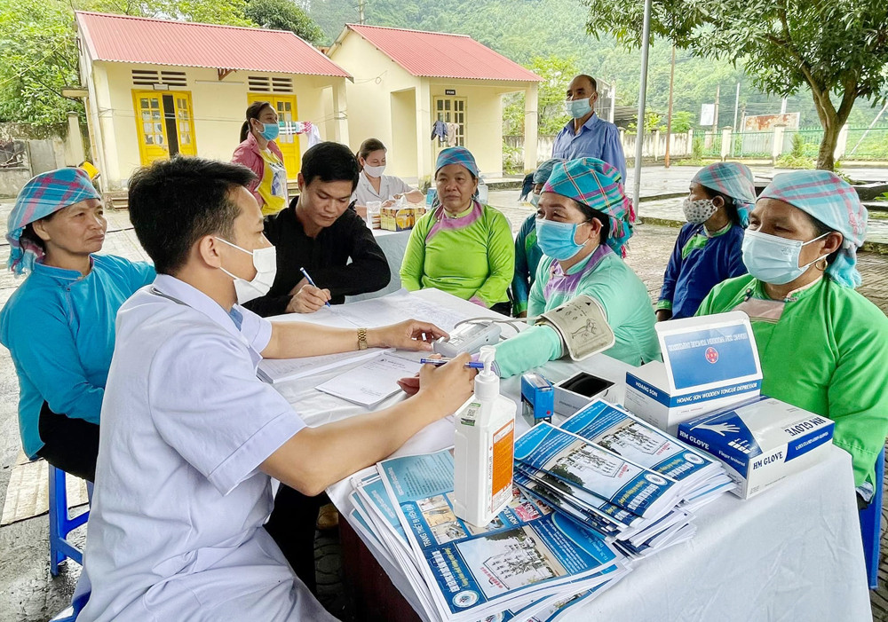 Hoạt động khám bệnh tại xã Tả Phời (thành phố Lào Cai) do Bệnh viện Phục hồi chức năng tỉnh tổ chức.