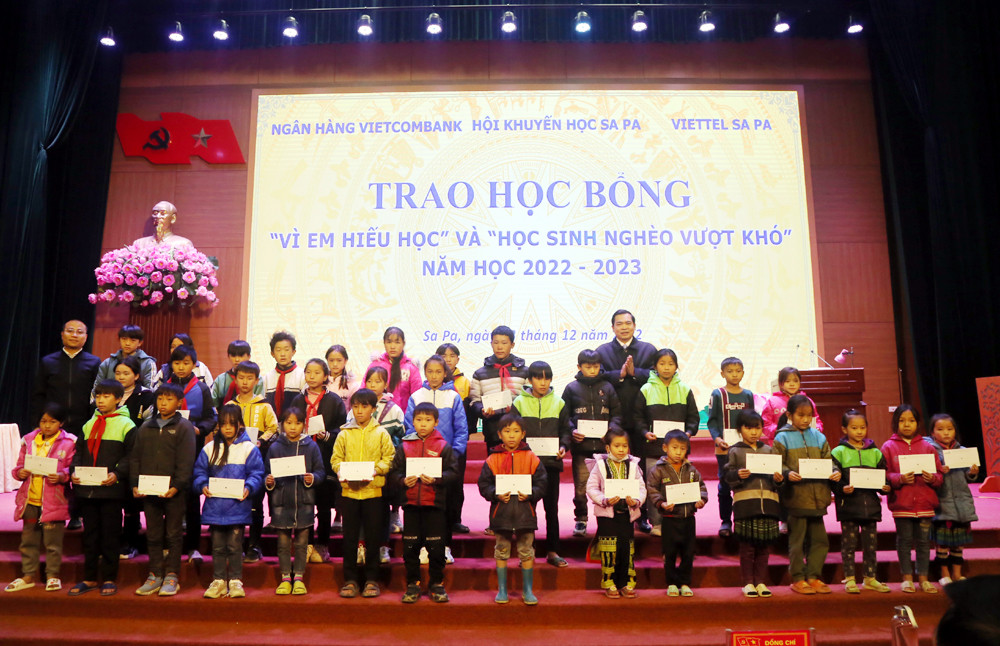 Đại diện Vietcombank Chi nhánh Sa Pa trao học bổng “Học sinh nghèo vượt khó”.