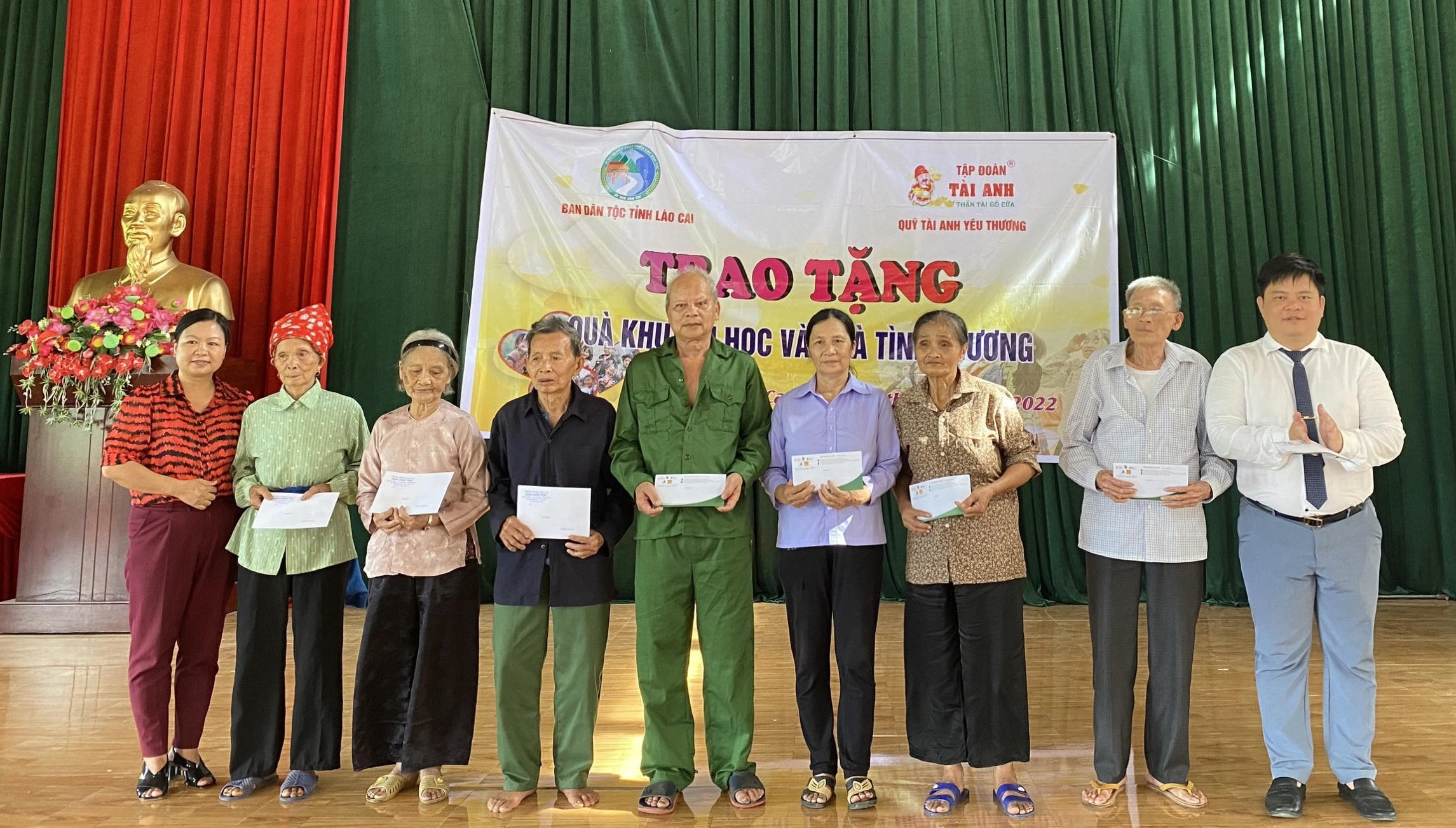 Trao 70 phần quà cho học sinh nghèo vượt khó và gia đình có hoàn cảnh khó khăn ảnh 3