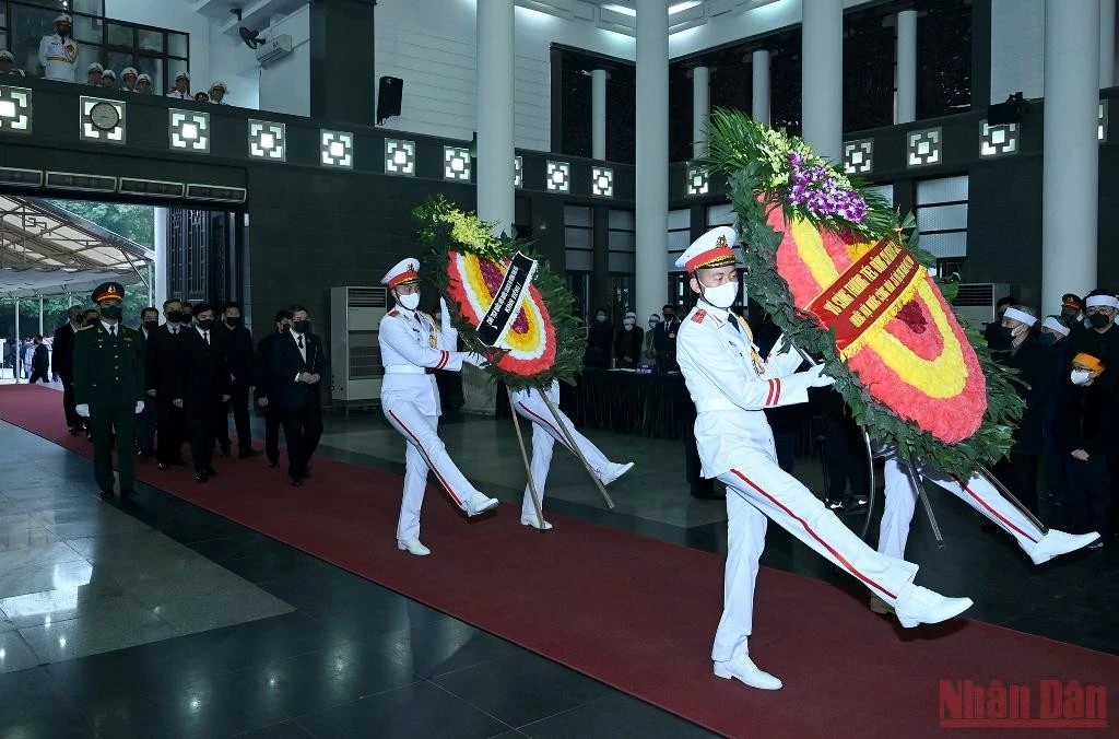 Linh cữu đồng chí Nguyễn Côn, nguyên Bí thư Trung ương Đảng, nguyên Phó Thủ tướng Chính phủ quàn tại Nhà tang lễ Quốc gia, số 5 Trần Thánh Tông, thành phố Hà Nội. Đồng chí Nguyễn Côn (bí danh Nam); sinh ngày 15/5/1916, tại xã Thanh Lâm, huyện Thanh Chương, tỉnh Nghệ An; thường trú tại tổ dân phố 6, phường Trần Hưng Đạo, quận Hoàn Kiếm, thành phố Hà Nội. Đoàn Ban Chấp hành Trung ương Đảng do Thủ tướng Chính phủ Phạm Minh Chính dẫn đầu viếng đồng chí Nguyễn Côn. Tổng Bí thư Nguyễn Phú Trọng gửi vòng hoa kính viếng. Các đồng chí lãnh đạo, nguyên lãnh đạo Đảng, Nhà nước viếng đồng chí Nguyễn Côn. Thủ tướng Phạm Minh Chính chia buồn với gia quyến đồng chí Nguyễn Côn. Đoàn Chính phủ nước CHXHCN Việt Nam do Thủ tướng Phạm Minh Chính dẫn đầu viếng nguyên Phó Thủ tướng Chính phủ Nguyễn Côn. Thủ tướng Phạm Minh Chính ghi sổ tang tại lễ viếng. Đoàn Quốc hội nước CHXHCN Việt Nam do Phó Chủ tịch Quốc hội Nguyễn Đức Hải dẫn đầu viếng nguyên Phó Thủ tướng Chính phủ Nguyễn Côn. Phó Chủ tịch Quốc hội Nguyễn Đức Hải; Tổng Thư ký, Chủ nhiệm Văn phòng Quốc hội Bùi Văn Cường chia buồn với gia quyến đồng chí Nguyễn Côn. Đoàn Ủy ban Trung ương Mặt trận Tổ quốc Việt Nam do Phó Chủ tịch Ủy ban Trung ương Mặt trận Tổ quốc Việt Nam Ngô Sách Thực dẫn đầu viếng nguyên Phó Thủ tướng Nguyễn Côn. Đoàn Đại sứ quán Lào tại Việt Nam viếng nguyên Phó Thủ tướng Nguyễn Côn. Lễ viếng đồng chí Nguyễn Côn diễn ra từ 8 giờ ngày 13/1; lễ truy điệu lúc 10 giờ 30 phút và lễ an táng từ 13 giờ cùng ngày tại Nghĩa trang Mai Dịch, thành phố Hà Nội.