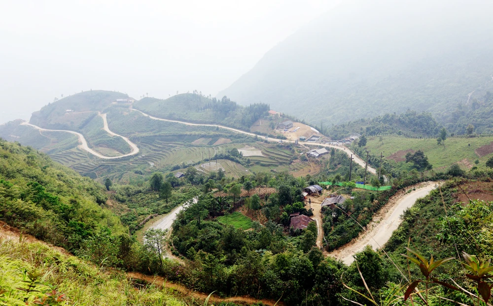 Đường lên thôn Dền Thàng, xã Tả Van (thị xã Sa Pa).