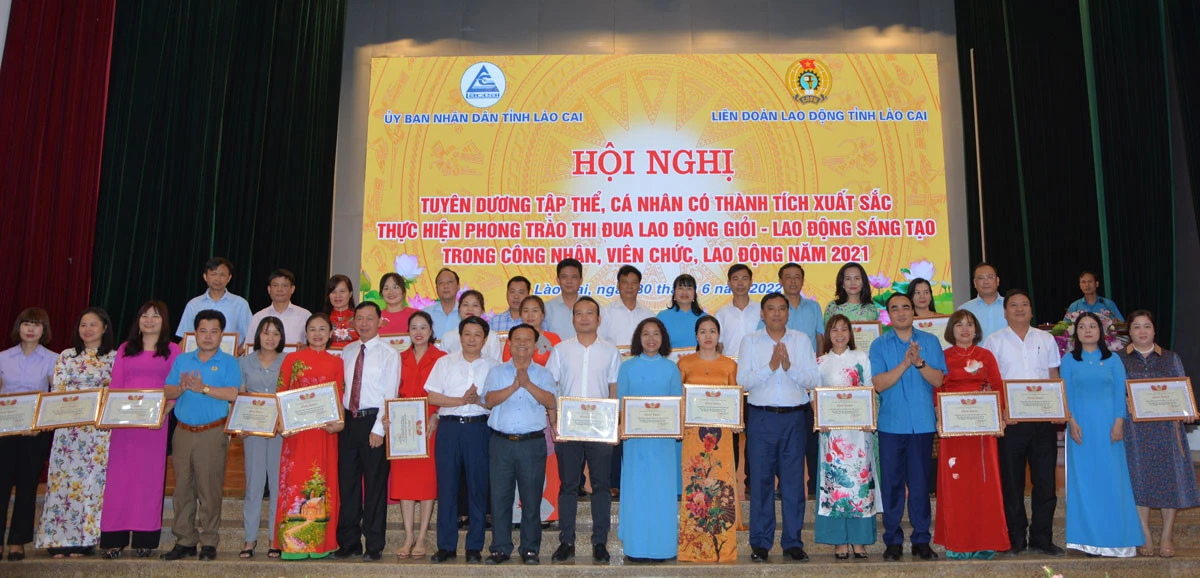 Lãnh đạo tỉnh chụp ảnh lưu niệm với đại diện các tập thể được LĐLĐ tỉnh tặng Bằng khen có thành tích xuất sắc trong phong trào thi đua. Lãnh đạo tỉnh chụp ảnh lưu niệm với đại diện các tập thể được LĐLĐ tỉnh tặng Bằng khen có thành tích xuất sắc trong phong trào thi đua.