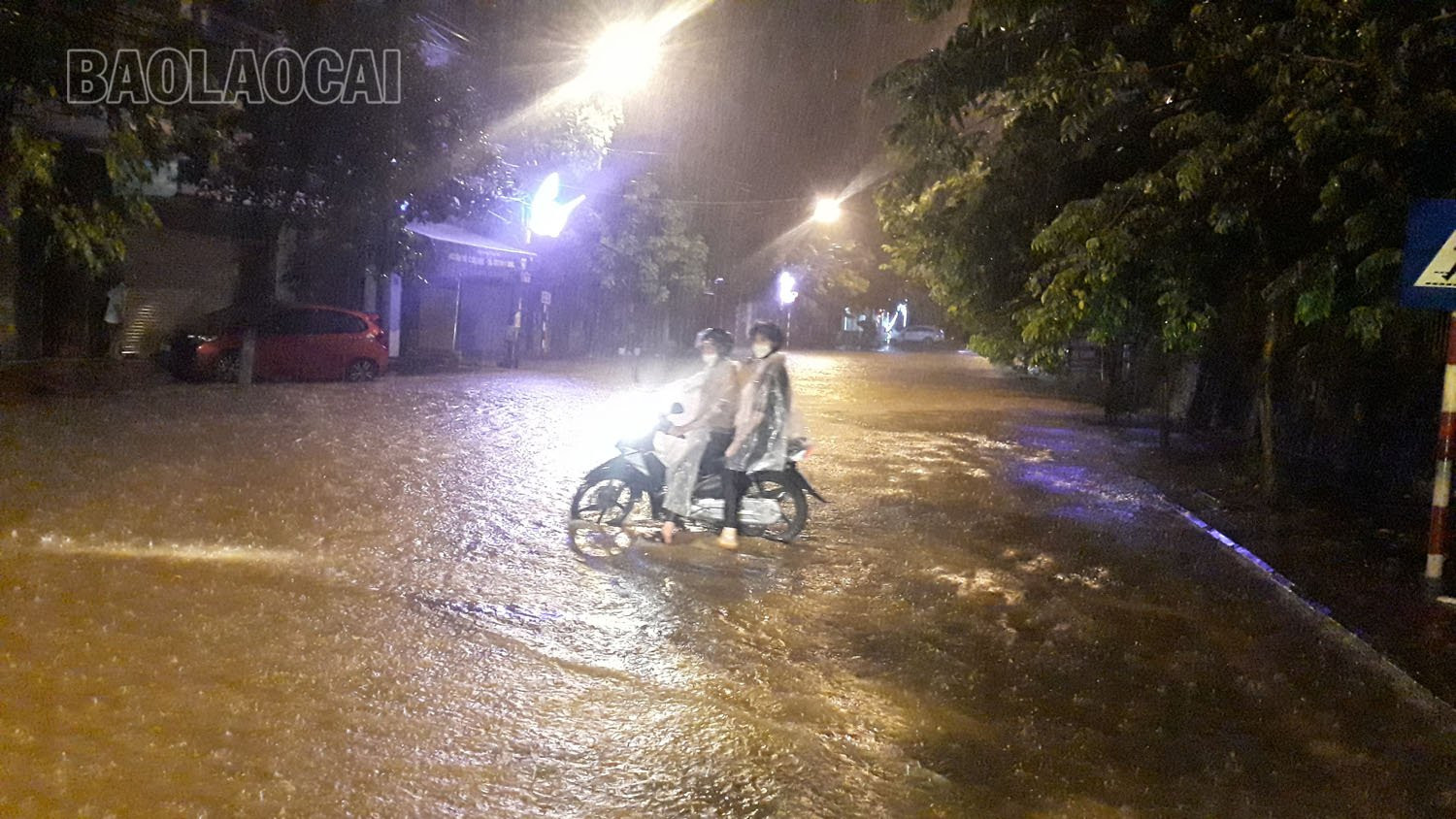 Mưa lớn, nhiều tuyến đường ở thành phố Lào Cai ngập sâu trong nước ảnh 13