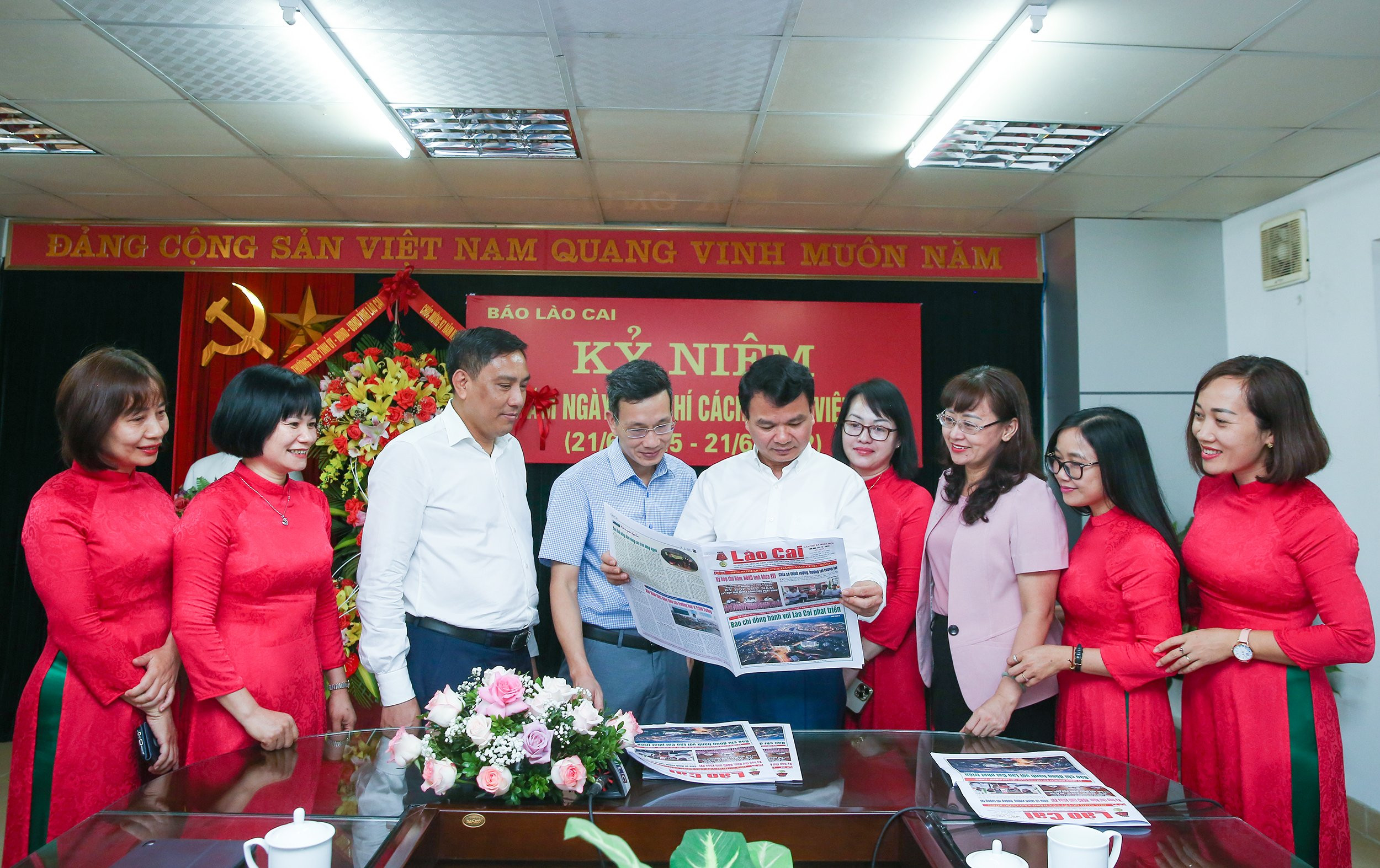 Thường trực Tỉnh ủy thăm, chúc mừng Báo Lào Cai và Đài Phát thanh - Truyền hình tỉnh nhân kỷ niệm 97 năm Ngày Báo chí cách mạng Việt Nam ảnh 4