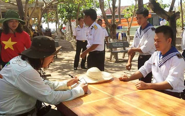 Nhà báo Nguyễn Quang Trường ký họa chân dung chiến sĩ trên đảo Trường Sa Đông năm 2019.