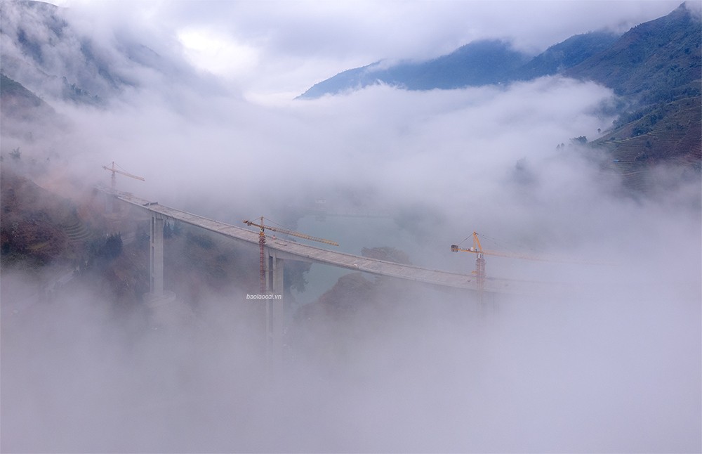 Cầu Móng Sến được xây dựng bằng bê tông cốt thép, dài 612 m với 5 nhịp liên tục, mặt cầu rộng 14 m, với 4 làn xe. Là cây cầu cạn có trụ cầu cao nhất Việt Nam, cầu có 5 trụ cầu và 2 mố cầu, khoảng cách giữa 2 trụ chính là 132m. Cầu Móng Sến sau khi được hoàn thiện sẽ giúp rút ngắn khoảng cách so với việc phải di chuyển qua dốc ba tầng là 2,5 km. Cầu bắc qua hai ngọn đồi, phía dưới là thủy điện và ruộng bậc thang ở thị xã Sa Pa, đây sẽ là điểm nhấn thu hút khách du lịch tham quan. Hiện tại, cầu Móng Sến đã đạt 95% tiến độ. Vẻ đẹp của cây cầu Móng Sến cao nhất Việt Nam càng được tôn thêm khi mây trắng vờn quanh cầu.