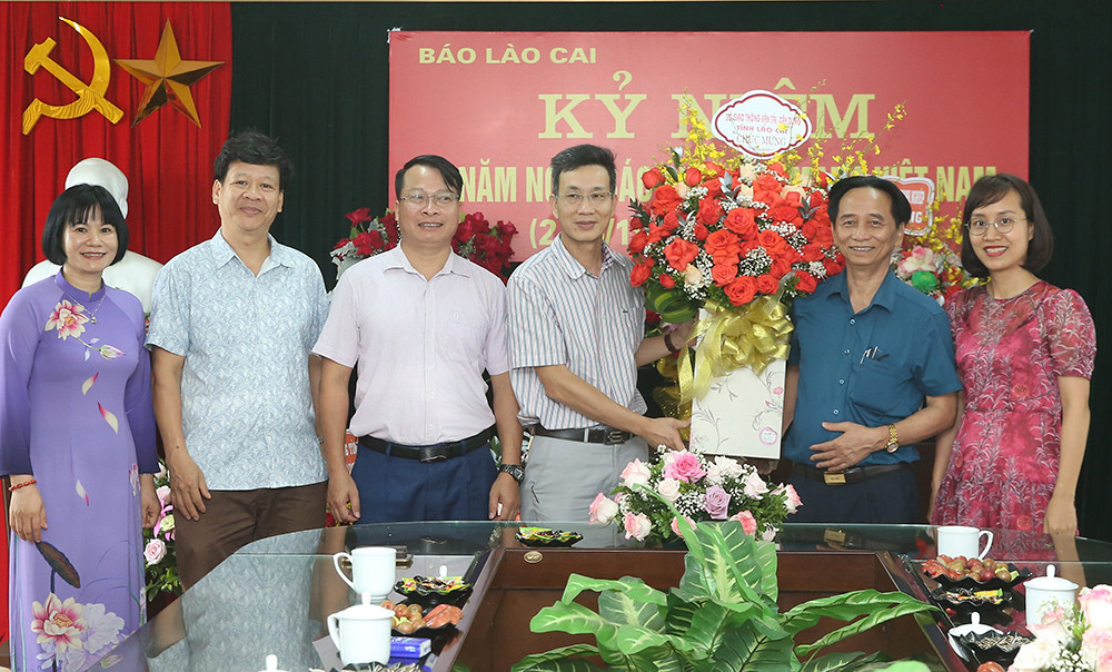 Các cơ quan, đơn vị, địa phương chúc mừng Báo Lào Cai nhân 97 năm Ngày Báo chí cách mạng Việt Nam ảnh 14