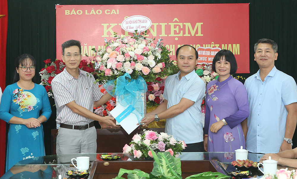 Các cơ quan, đơn vị, địa phương chúc mừng Báo Lào Cai nhân 97 năm Ngày Báo chí cách mạng Việt Nam ảnh 17