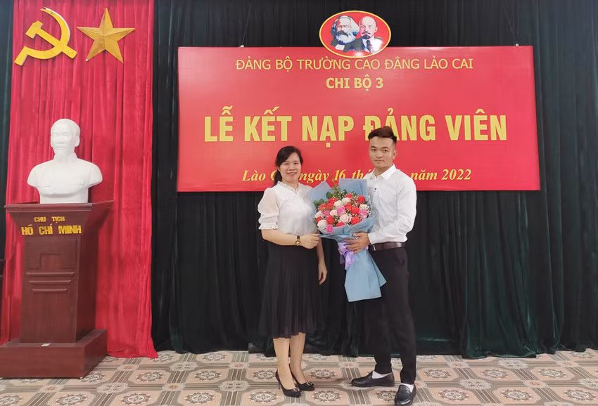 Nguyễn Văn Tầm được kết nạp Đảng khi còn là sinh viên.