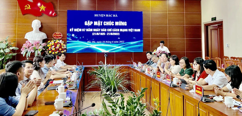 Quang cảnh buổi gặp mặt. Quang cảnh buổi gặp mặt.