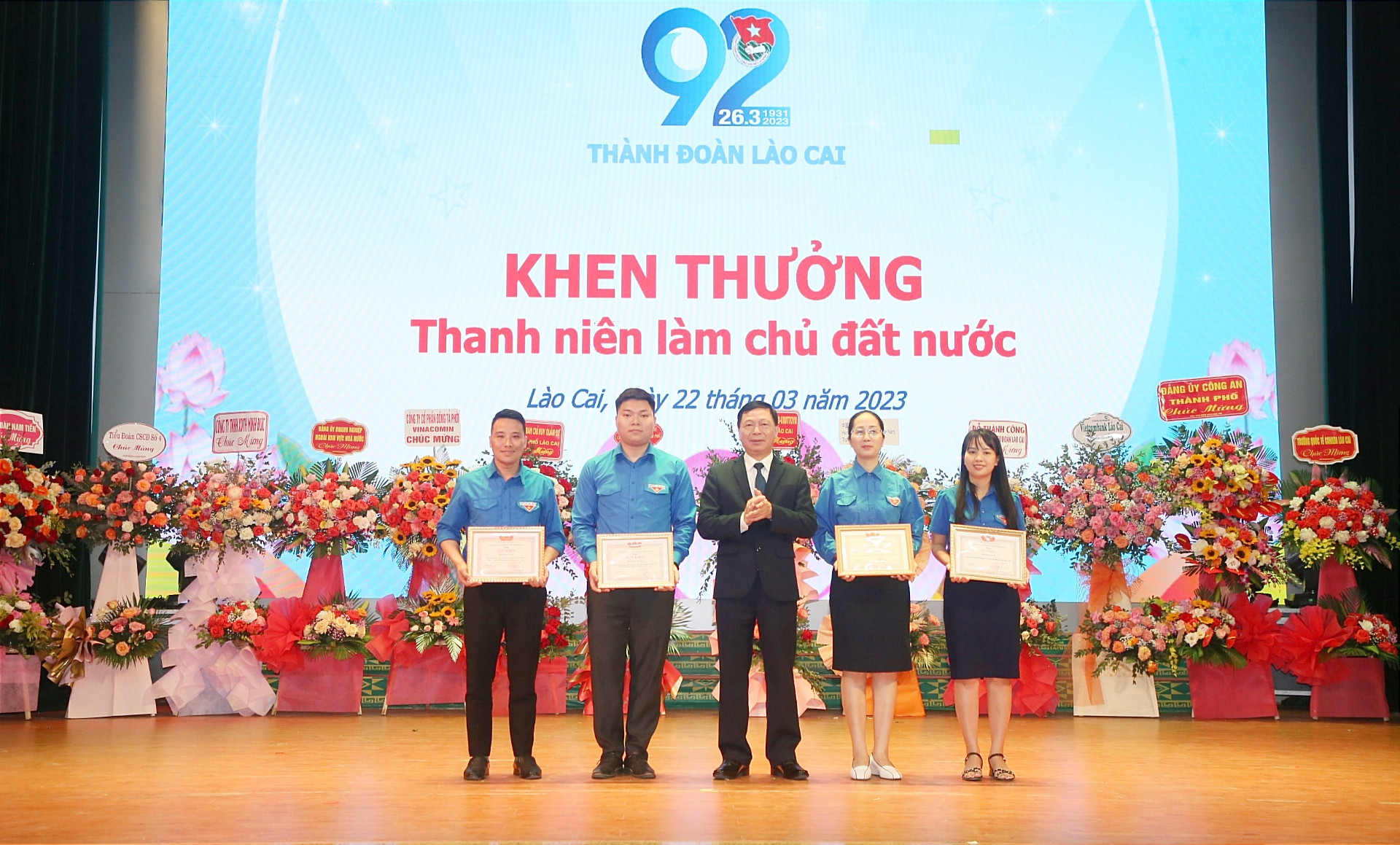 Khen thưởng các cá nhân, tập thể xuất sắc trong phong trào "Thanh niên làm chủ đất nước".