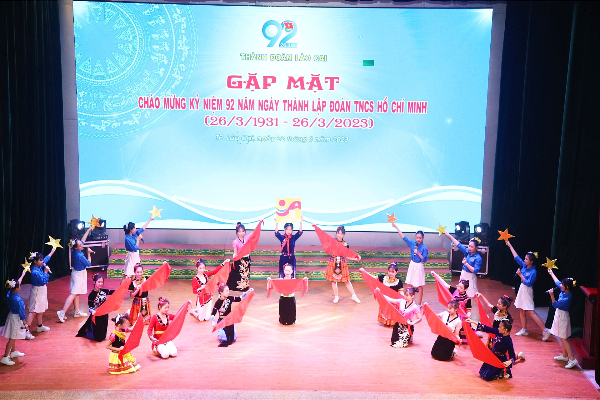 Biểu diễn văn nghệ tại buổi gặp mặt.