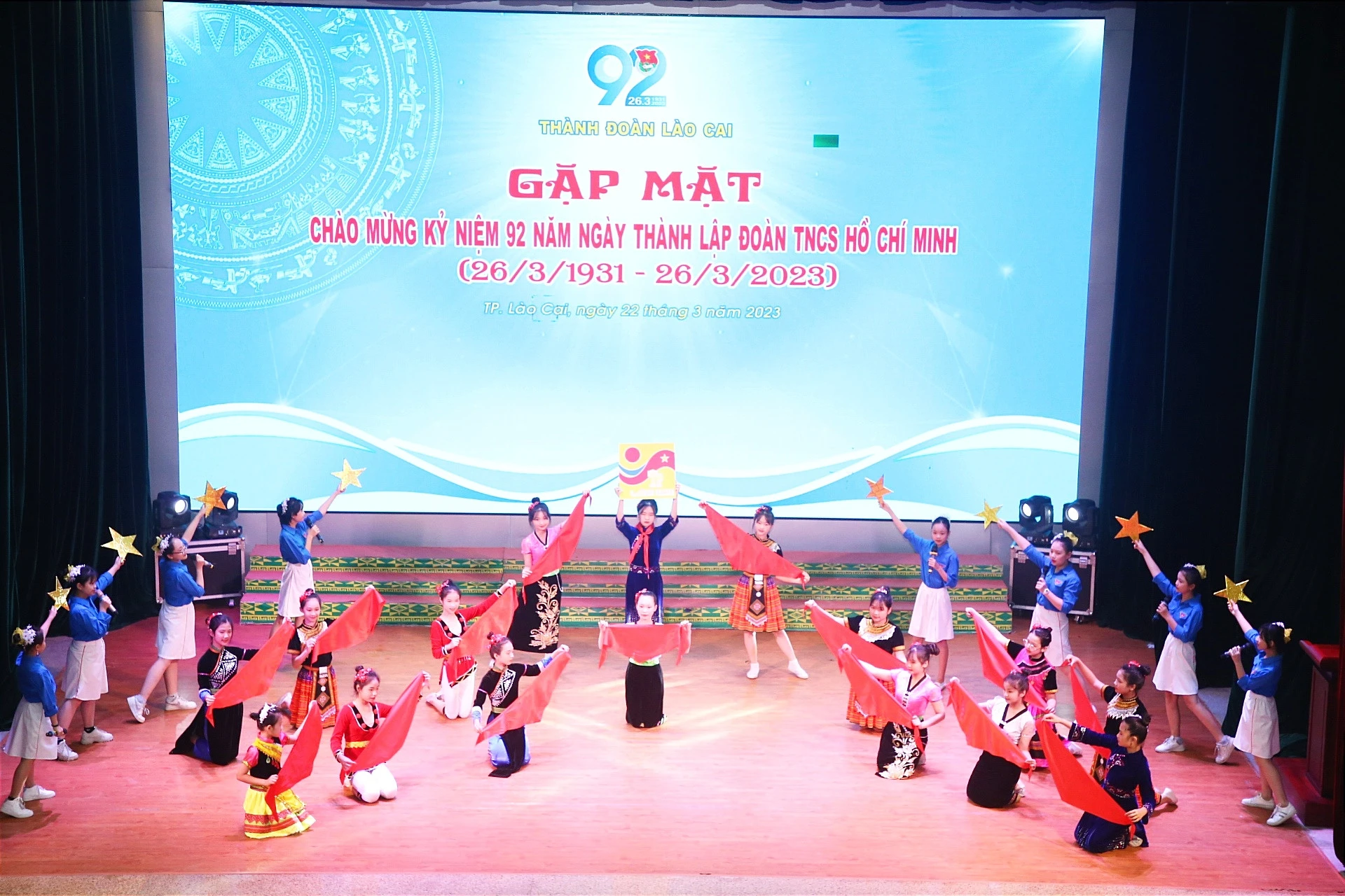 Biểu diễn văn nghệ tại buổi gặp mặt.