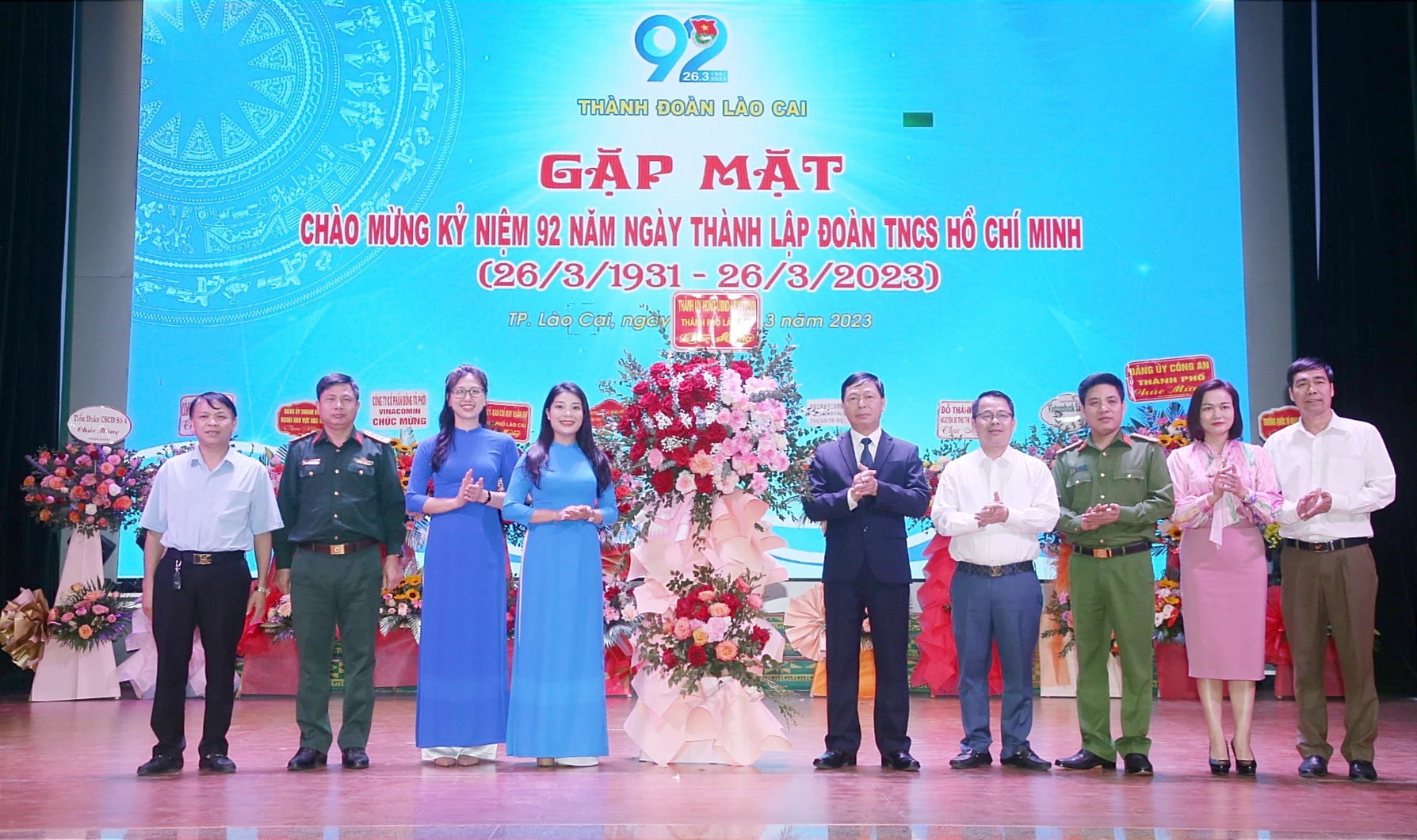 Lãnh đạo Thành ủy, HĐND, UBND, Ủy ban MTTQ Việt Nam thành phố tặng hoa chúc mừng kỷ niệm 92 năm thành lập Đoàn TNCS Hồ Chí Minh.