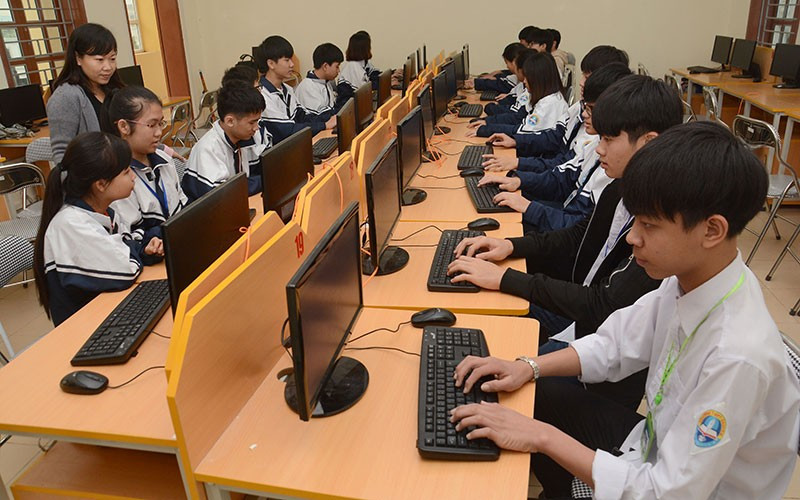 Chuẩn hóa giáo dục ở vùng trung du, miền núi Bắc Bộ ảnh 1 Giờ thực hành tin học ở Trường THPT chuyên Sơn La. (Ảnh MINH HÀ)