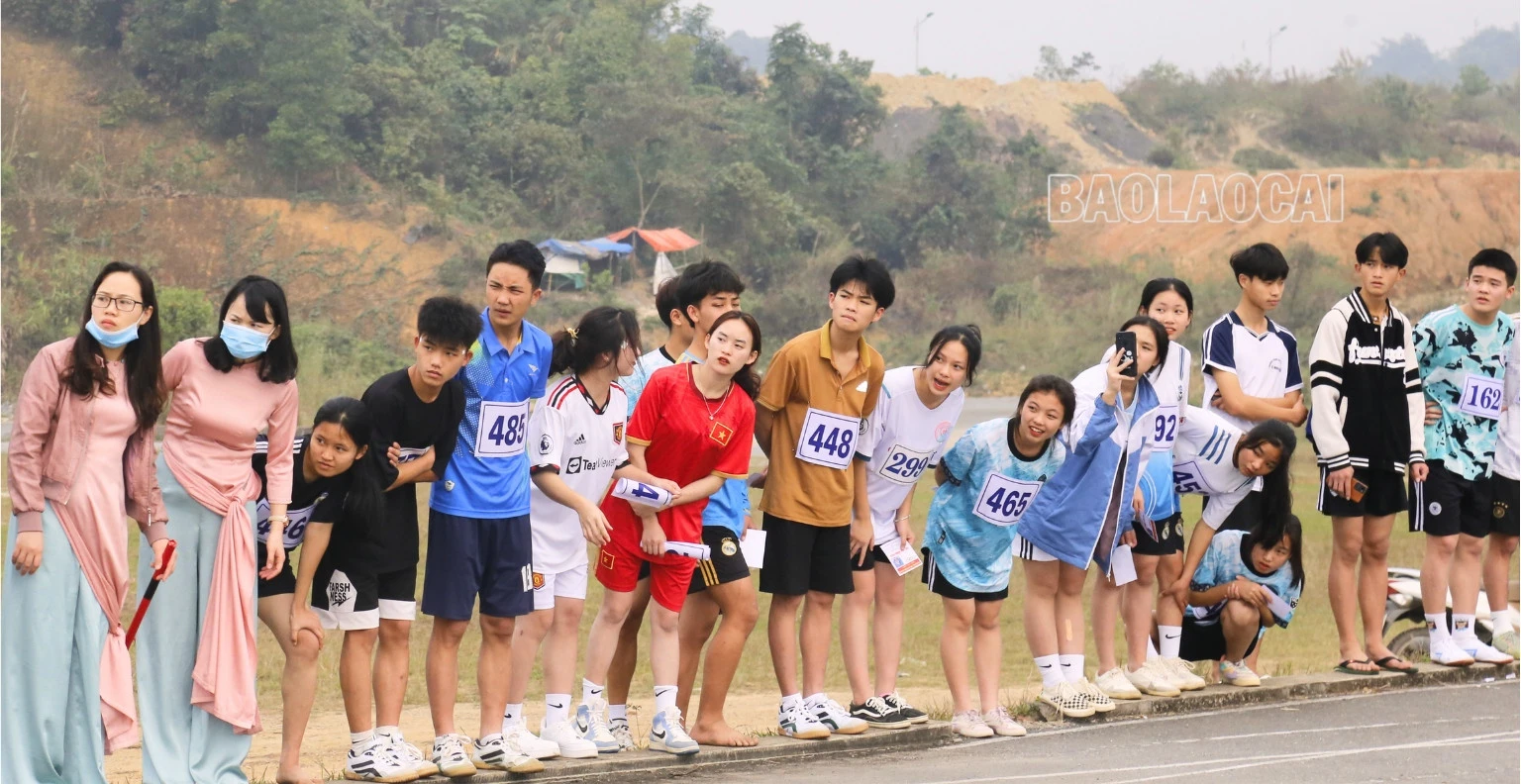 Hơn 300 vận động viên tham gia Giải Điền kinh khối THPT và THCS tỉnh Lào Cai năm 2023 ảnh 5