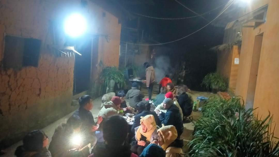 Ngày mùng 7, mùng 8 tháng Giêng Quý Mão 2023, khu vực xã Y Tý khung cảnh mờ ảo bởi sương mù và nhiệt độ giảm thấp chỉ còn 3 - 4 độ C. Trên núi Lảo Thẩn nhiệt độ giảm sâu, xuất hiện băng giá phủ trắng cây cối. Mặc dù trời rét và sương mù nhưng nhiều du khách trong và ngoài tỉnh rất thích thú được trải nghiệm tại Y Tý. Du khách leo núi Lảo Thẩn bất ngờ khi gặp cảnh băng giá trắng xóa ngay những ngày đầu năm mới. Thử cảm giác tay không chạm vào băng ở độ cao 2.800m so với mực nước biển. Bạn trẻ chụp ảnh lưu niệm với băng giá trên núi Lảo Thẩn. Từ ngày mùng 1 tết đến mùng 8 tháng Giêng, xã Y Tý đón khoảng 4.300 lượt khách tham quan, trong đó có khoảng 400 khách leo núi. Các homestay tại Y Tý khởi đầu năm mới với nhiều tín hiệu vui khi lượng khách dần tăng lên. Du khách ăn tối tại homestay Xá Hà Nhì, thôn Lao Chải, xã Y Tý ngày đầu năm mới.