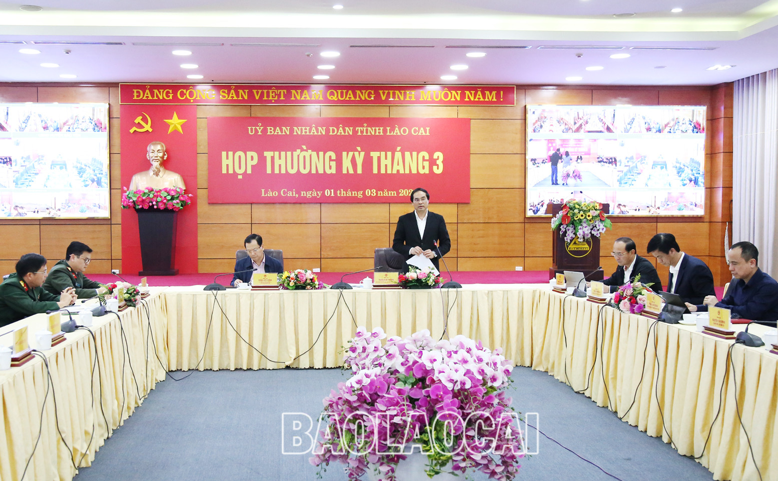 Chủ tịch UBND tỉnh Trịnh Xuân Trường chủ trì phiên họp. Chủ tịch UBND tỉnh Trịnh Xuân Trường chủ trì phiên họp.