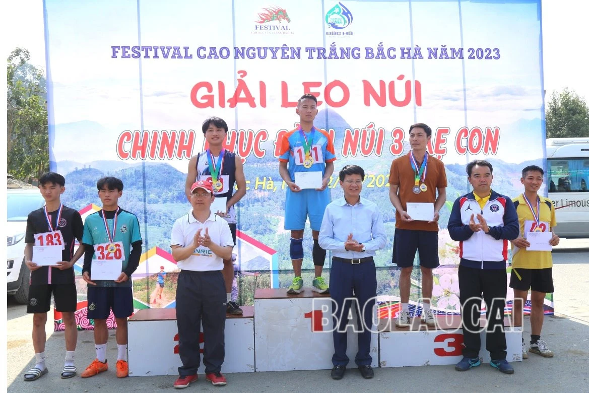 Hấp dẫn Giải Leo núi chinh phục đỉnh núi Ba Mẹ Con ảnh 18