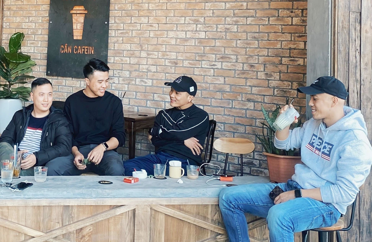 Giới trẻ hào hứng vui đùa cùng bạn bè ngày Cá tháng Tư. (ảnh minh họa)