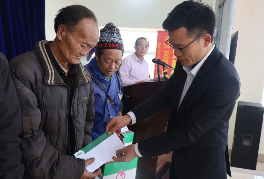 Ngân hàng Chính sách xã hội Việt Nam tặng quà 500 hộ nghèo ảnh 7