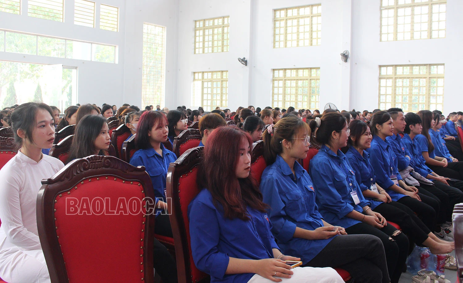 Đông đảo thanh niên, sinh viên tham dự chương trình.