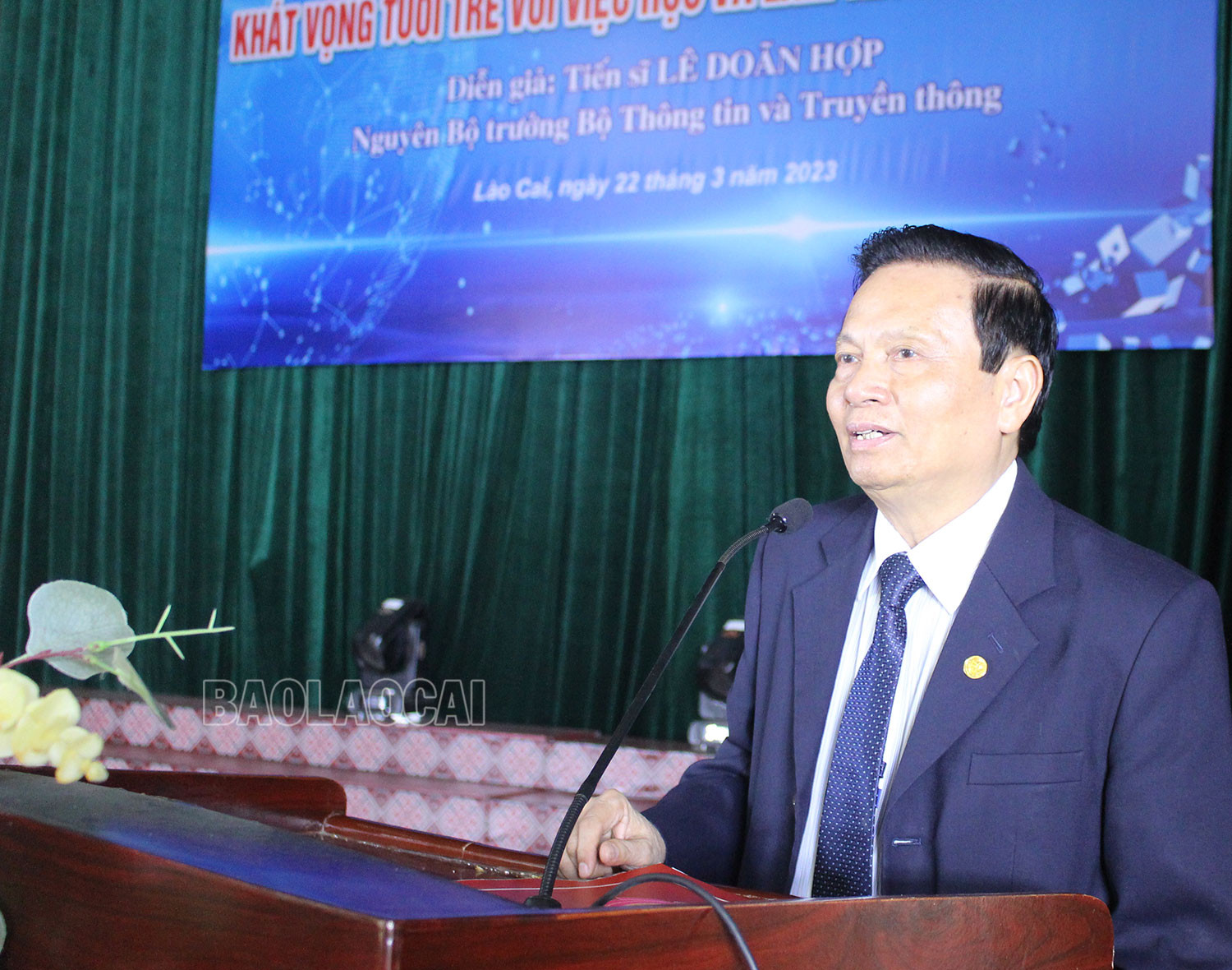 Tiến sỹ Lê Doãn Hợp tại buổi nói chuyện chuyên đề. Tiến sỹ Lê Doãn Hợp tại buổi nói chuyện chuyên đề.