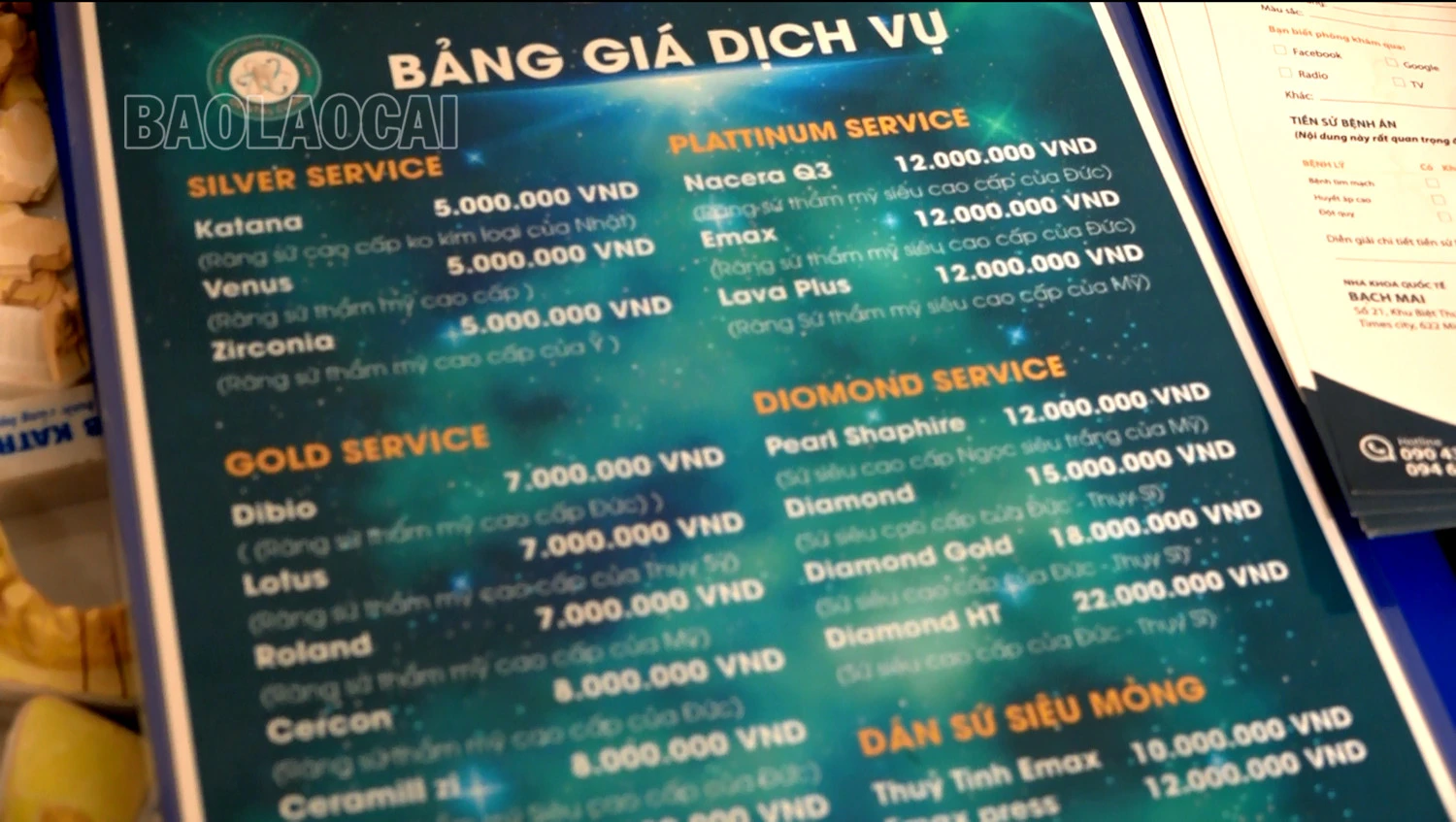 Bảng giá dịch vụ được quảng cáo tại một cơ sở thẩm mỹ. Nhiều máy móc, thiết bị được sử dụng tại các cơ sở thẩm mỹ.