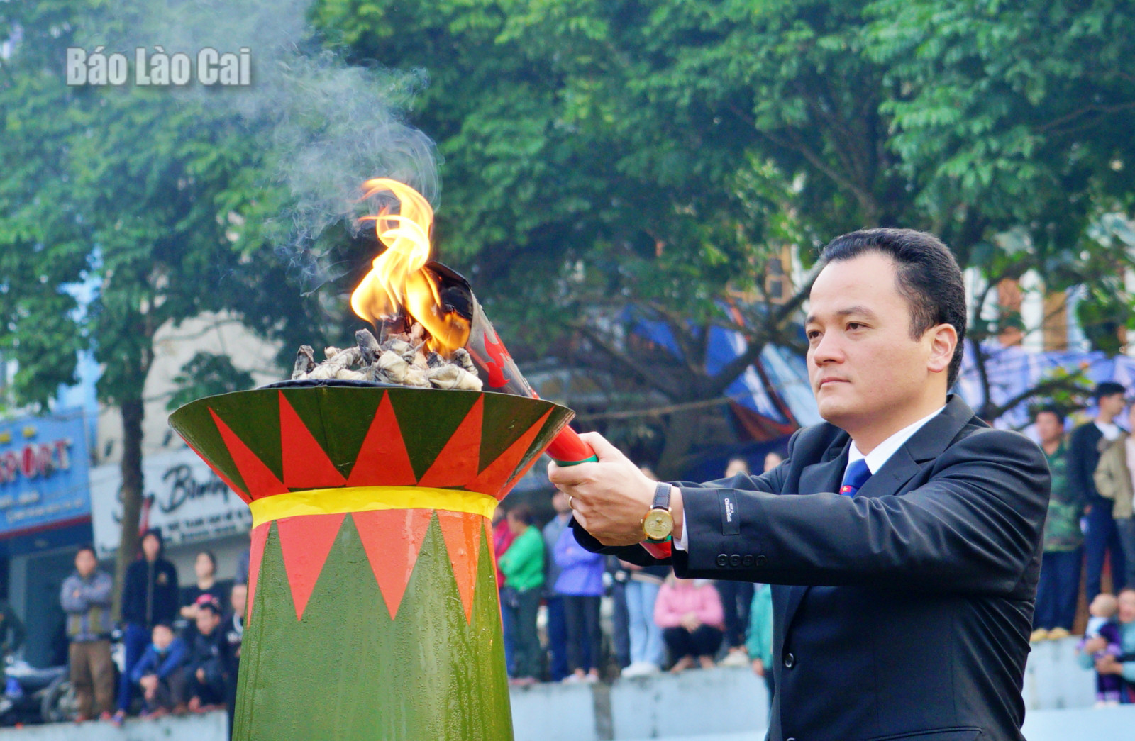 Lãnh đạo huyện Mường Khương thắp lửa truyền thống.