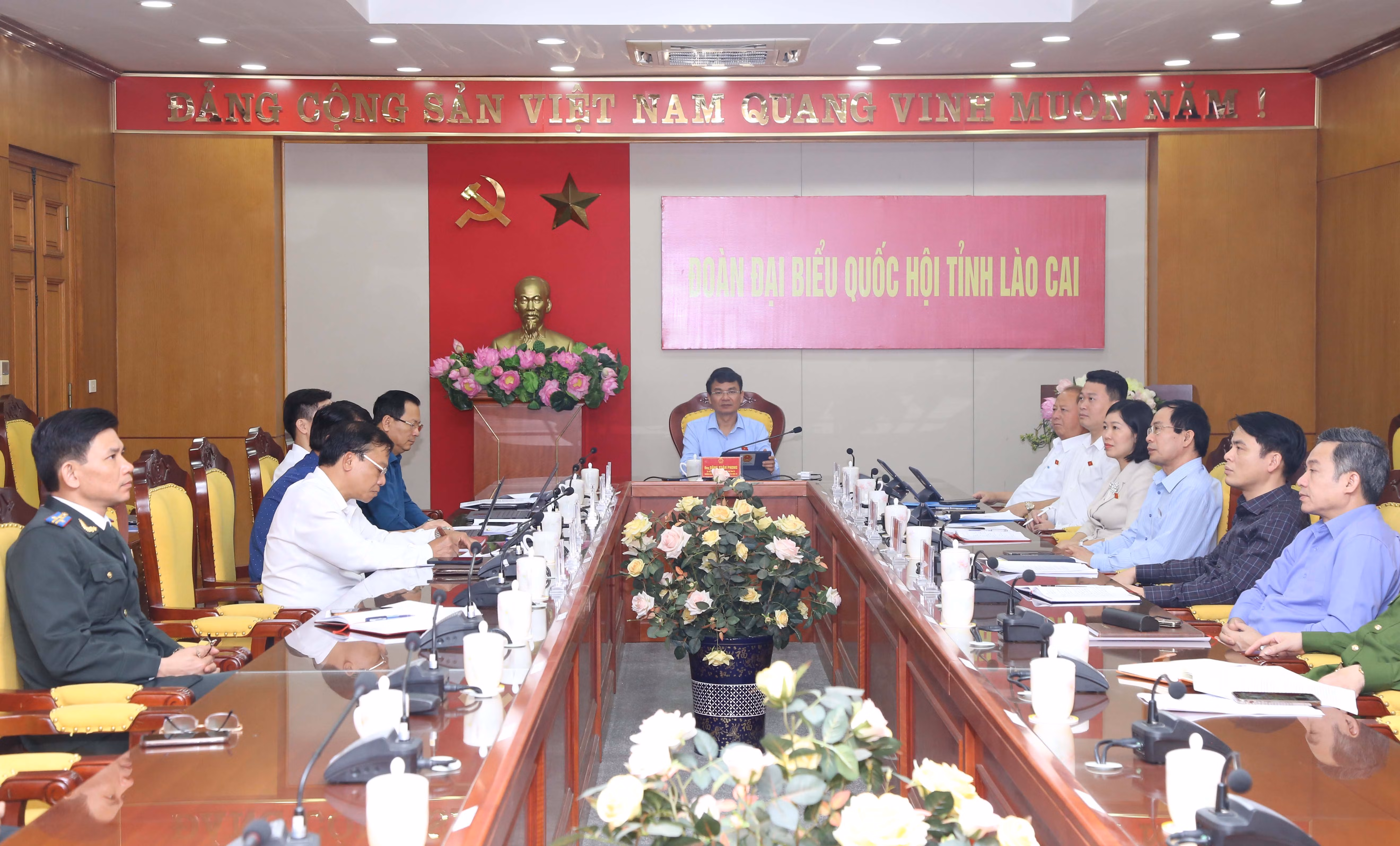 Quang cảnh phiên họp tại điểm cầu Đoàn ĐBQH tỉnh Lào Cai. Quang cảnh phiên họp tại điểm cầu Đoàn ĐBQH tỉnh Lào Cai.