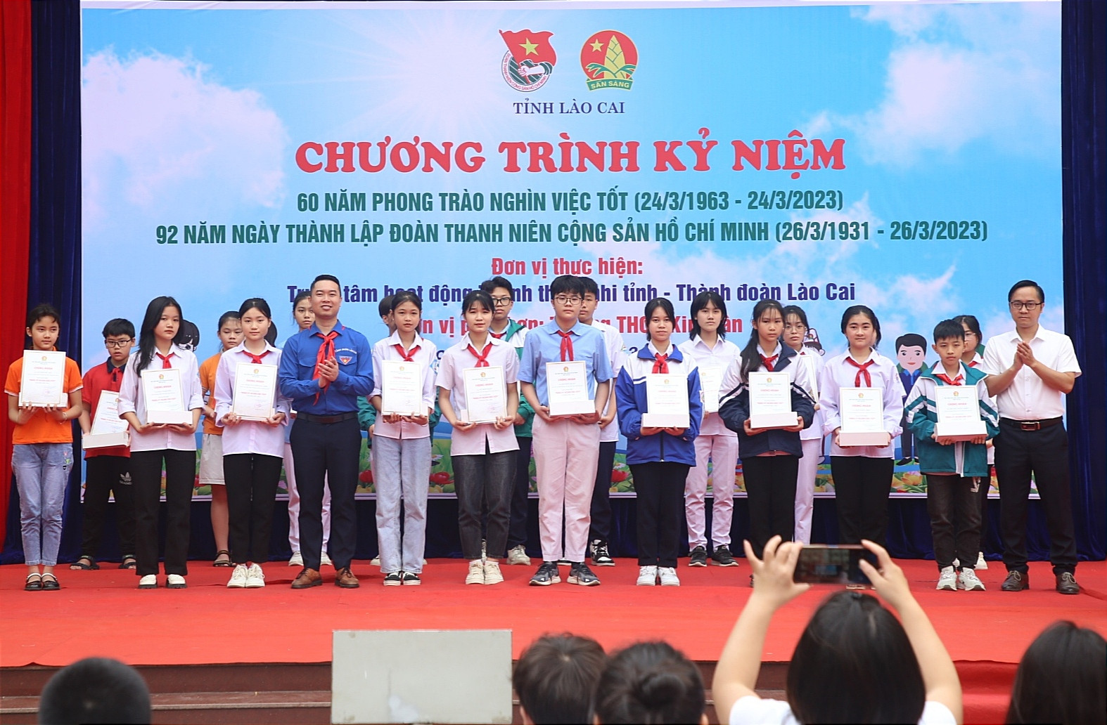 20 học sinh tiêu biểu được trao tặng danh hiệu "Dũng sỹ Nghìn việc tốt". 20 học sinh tiêu biểu được trao tặng danh hiệu "Dũng sỹ Nghìn việc tốt".