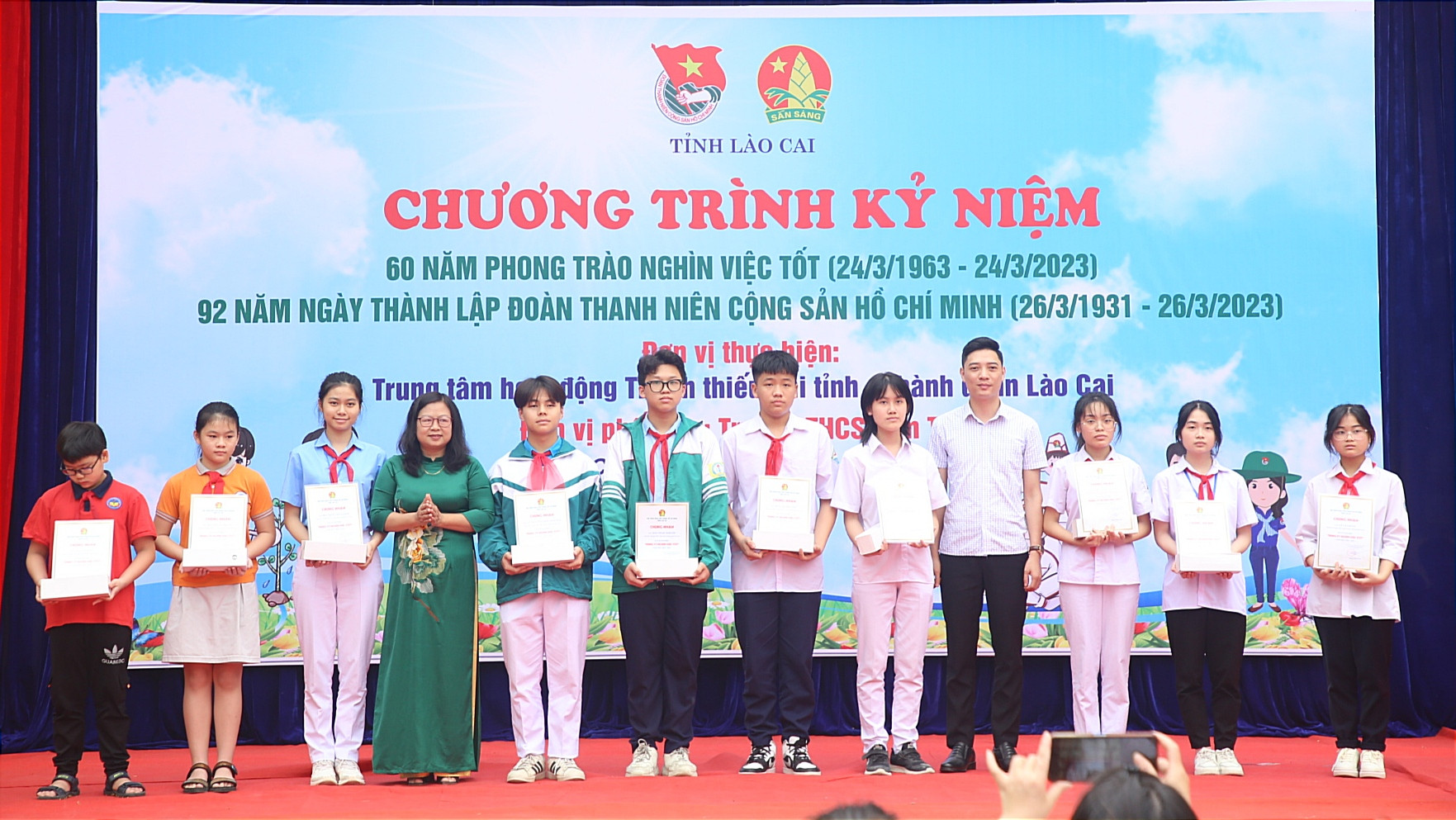 20 học sinh tiêu biểu được trao tặng danh hiệu "Dũng sỹ Nghìn việc tốt". 20 học sinh tiêu biểu được trao tặng danh hiệu "Dũng sỹ Nghìn việc tốt".