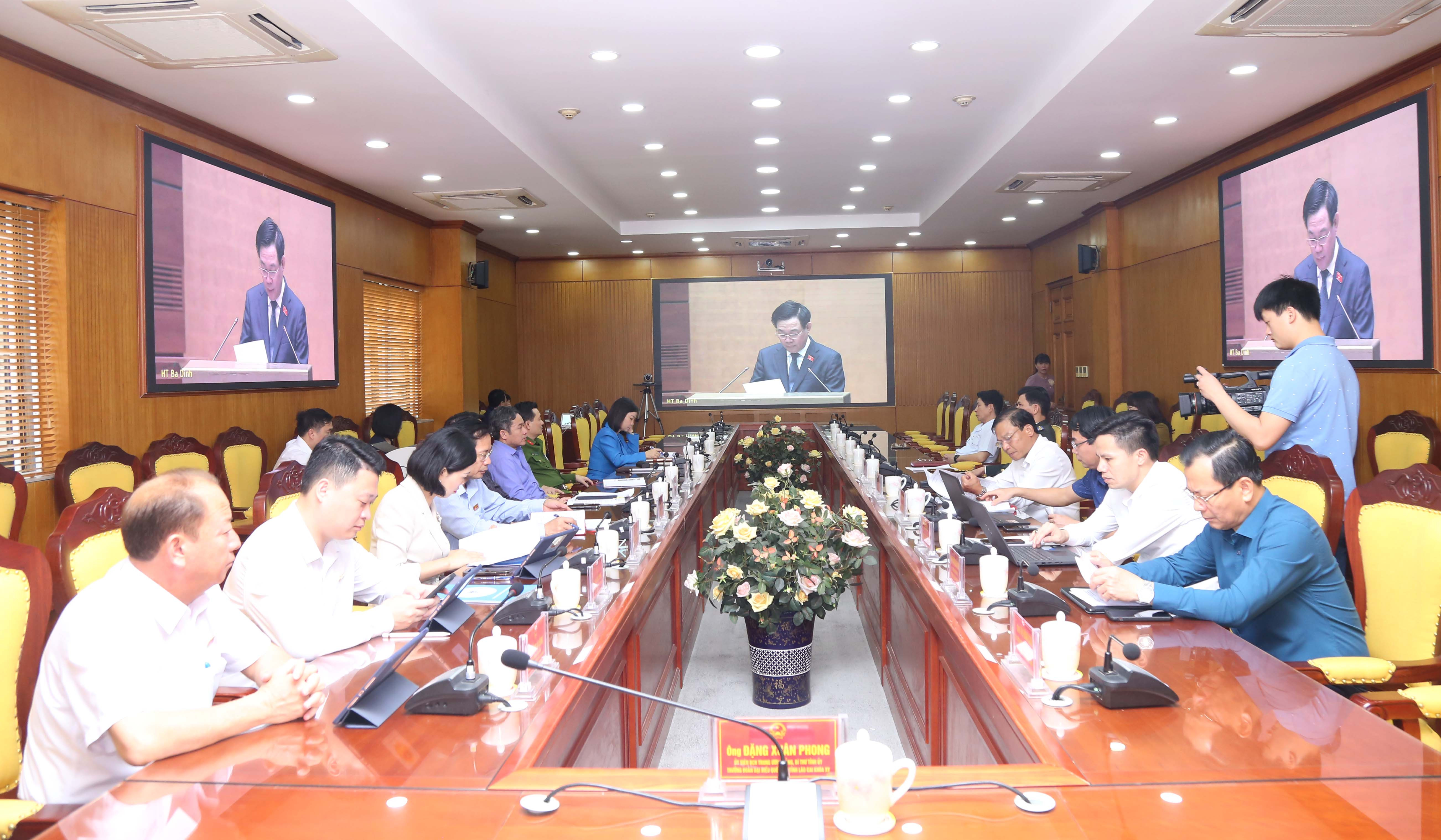 Đại biểu dự hội nghị tại điểm cầu Đoàn ĐBQH tỉnh Lào Cai qua hình thức trực tuyến.