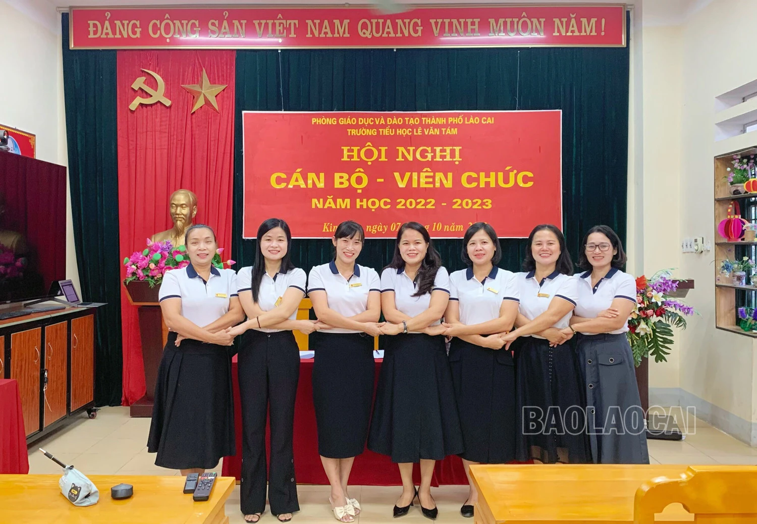 Cô giáo Lê Thị Mùi cùng các cô giáo Trường Tiểu học Lê Văn Tám xây dựng tập thể đoàn kết, đổi mới, sáng tạo.