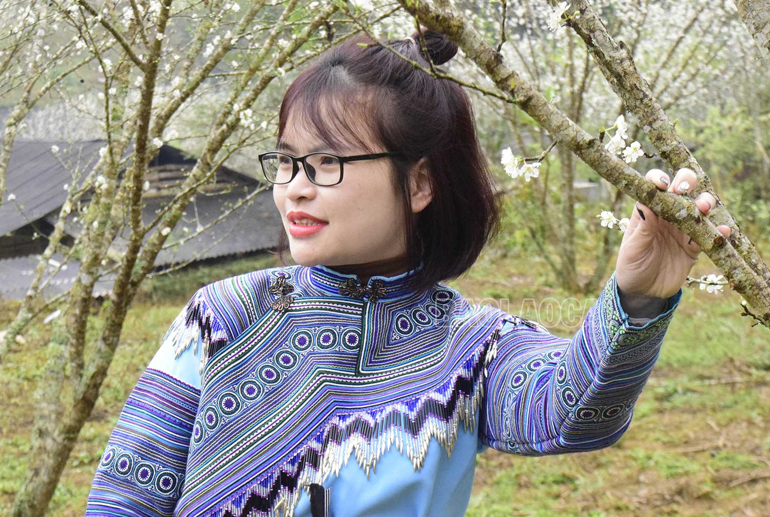 Du khách mê mẩn và thích thú chụp ảnh cùng hoa mận trắng.