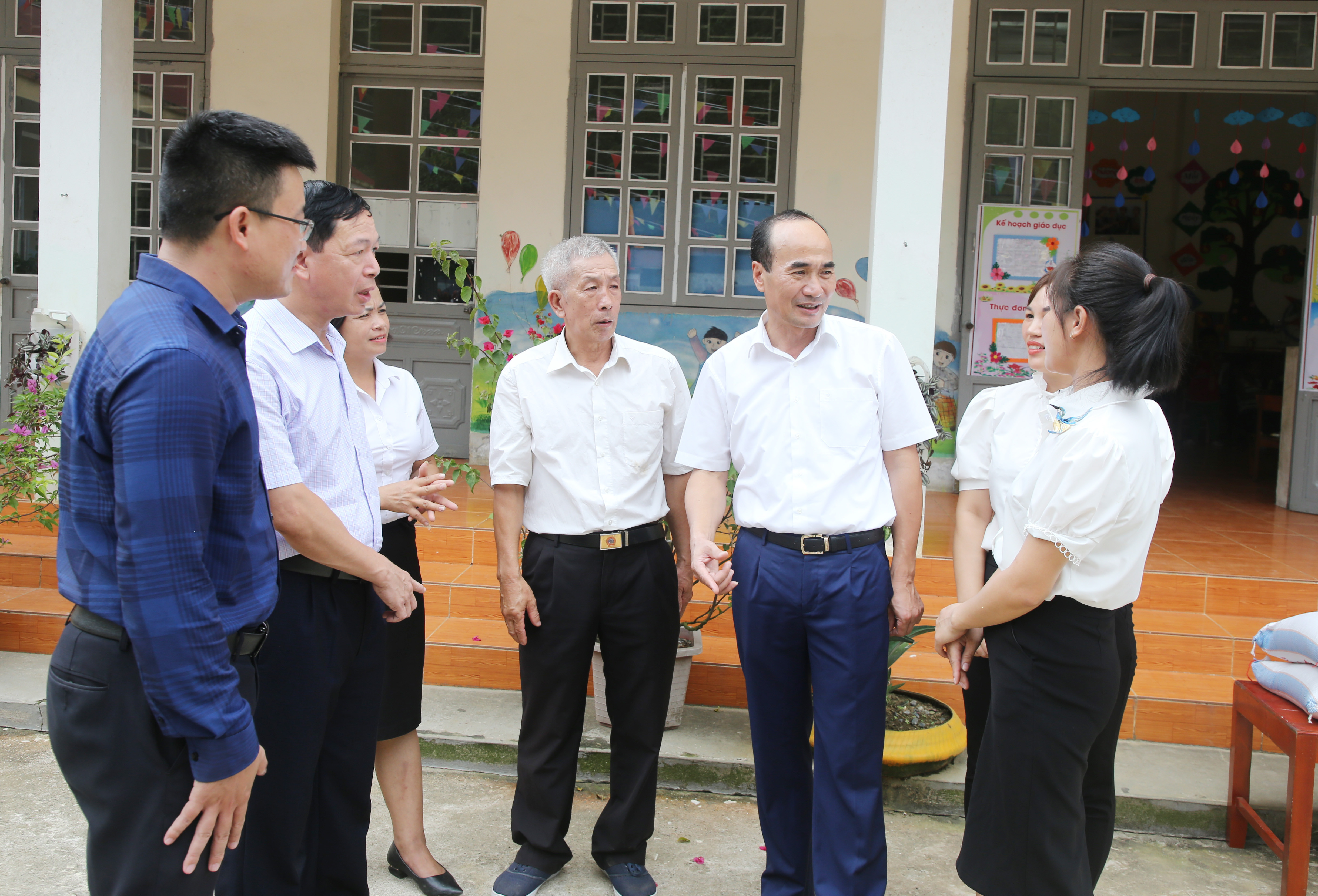 Đồng chí Vũ Xuân Cường, Phó Bí thư Thường trực Tỉnh ủy trong một chuyến làm việc tại thôn vùng cao Ú Sì Sung, xã Tả Phời, thành phố Lào Cai. Ảnh: Thành Phú