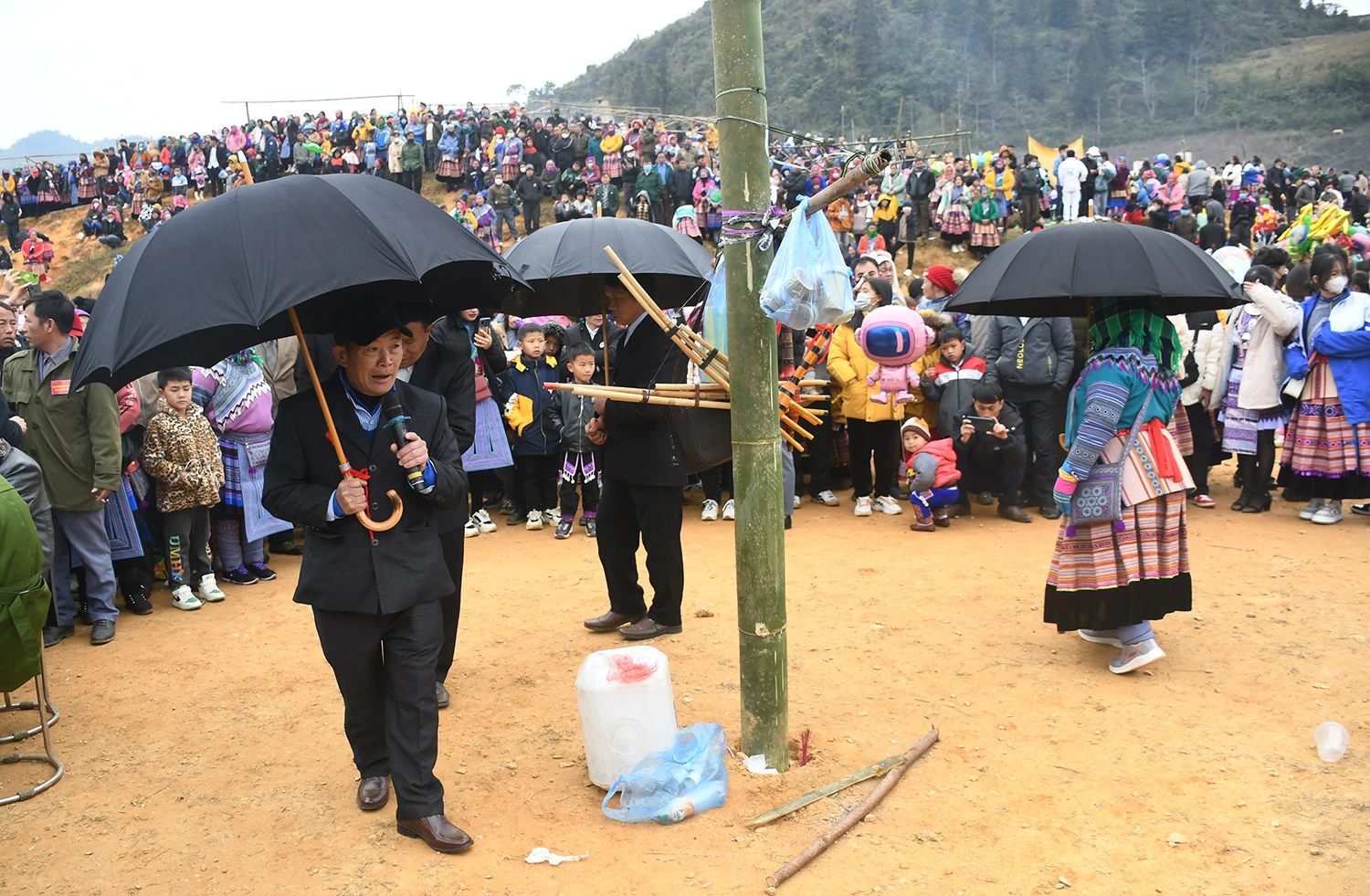 Nghi lễ truyền thống dưới cây nêu, cầu bình an đến với mọi nhà.