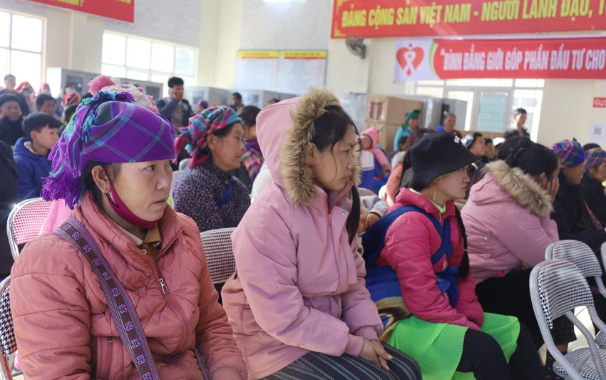 Ngân hàng Chính sách xã hội Việt Nam tặng quà 500 hộ nghèo ảnh 1